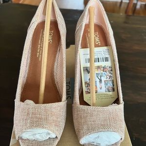 Tom’s size 7 Stella pink metallic wedges